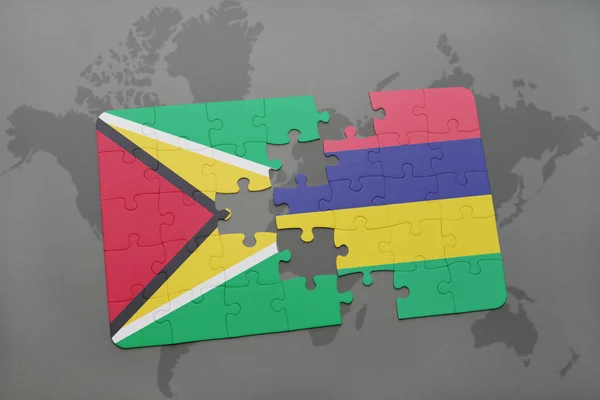 Rompecabezas con la bandera nacional de Guayana y Mauricio en un mapa del mundo — Foto de Stock