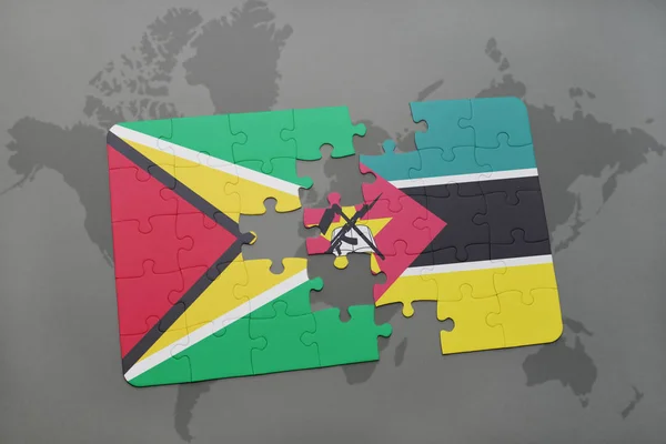 Rompecabezas con la bandera nacional de Guayana y Mozambique en un mapa del mundo — Foto de Stock