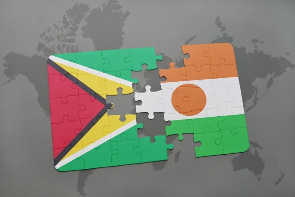 Rompecabezas con la bandera nacional de Guayana y Níger en un mapa del mundo — Foto de Stock