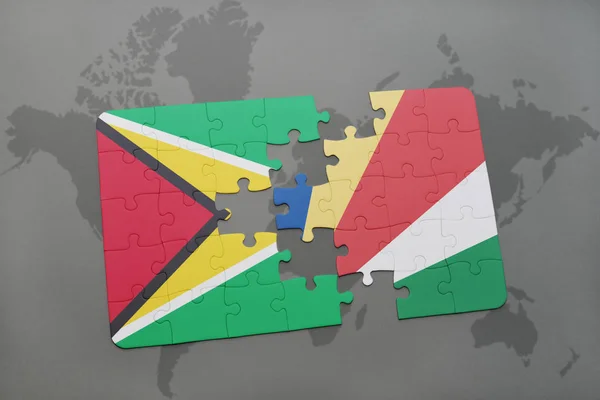 Rompecabezas con la bandera nacional de Guayana y Seychelles en un mapa del mundo — Foto de Stock