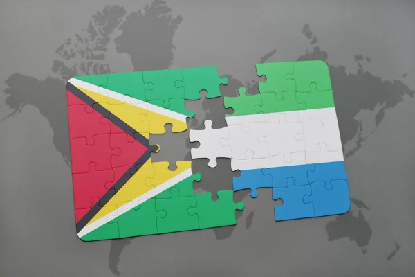 Rompecabezas con la bandera nacional de Guayana y Sierra Leona en un mapa del mundo — Foto de Stock