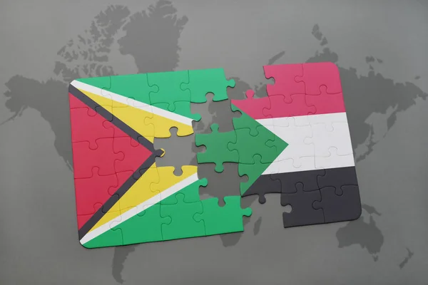 Rompecabezas con la bandera nacional de Guayana y Sudán en un mapa del mundo — Foto de Stock