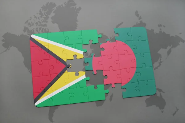 Rompecabezas con la bandera nacional de Guyana y bangladesh en un mapa del mundo — Foto de Stock