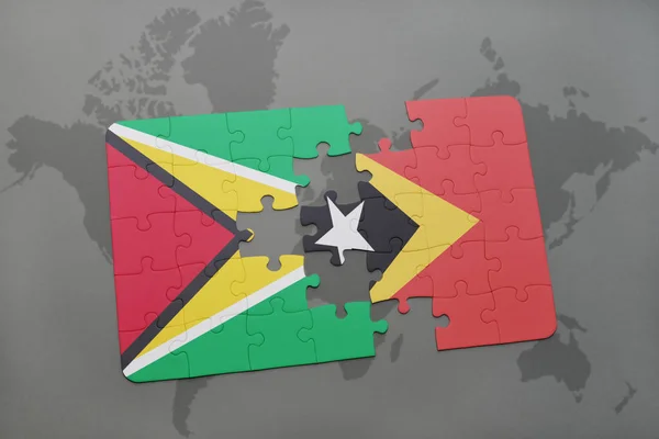 Quebra-cabeça com a bandeira nacional da Guiana e timor leste em um mapa do mundo — Fotografia de Stock