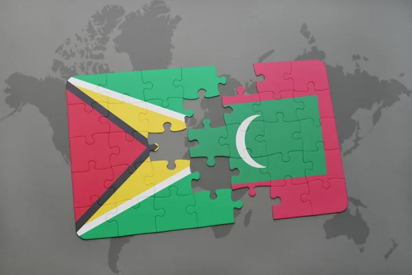 Quebra-cabeça com a bandeira nacional da Guiana e maldivas em um mapa mundial — Fotografia de Stock
