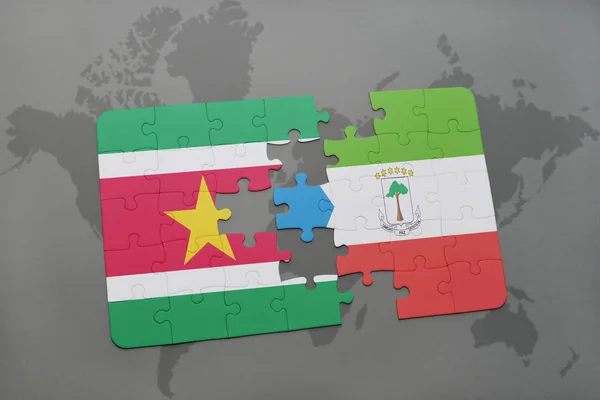 Rompecabezas con la bandera nacional de Surinam y Guinea Ecuatorial en un mapa del mundo — Foto de Stock