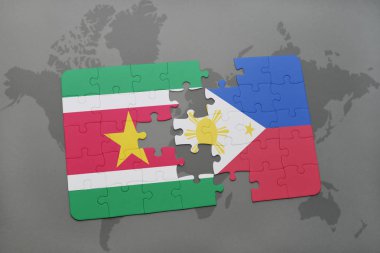 Surinam ve Türkiye ulusal bayrak bir dünya haritası üzerinde ile bulmaca