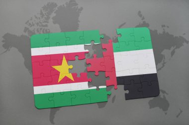 bir dünya haritası üzerinde Surinam ve Birleşik Arap Emirlikleri bayrağı ulusal ile bulmaca
