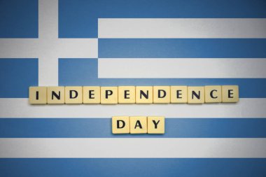 metin Bağımsızlık Günü'nde Yunanistan ulusal bayrak harflerle.
