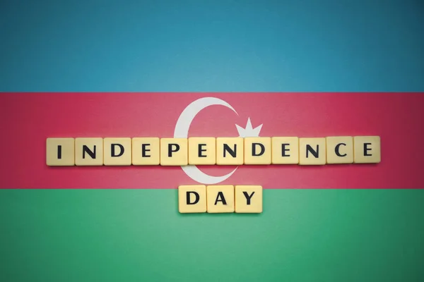 Listów z dnia niepodległości tekst flagi narodowej Azerbejdżanu. — Zdjęcie stockowe