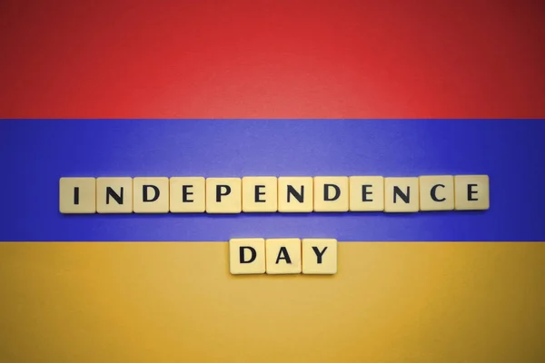 Brieven met de dag van de onafhankelijkheid van de tekst op de nationale vlag van Armenië. — Stockfoto