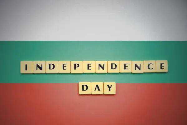 Listów z dnia niepodległości tekst Flaga narodowa Bułgarii. — Zdjęcie stockowe