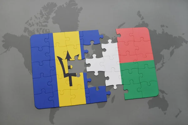 Puzzle con la bandiera nazionale di Barbados e Madagvania su una mappa del mondo — Foto Stock