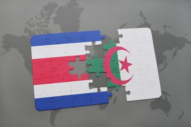 Kosta Rika ve Cezayir ulusal bayrak bir dünya haritası üzerinde ile bulmaca