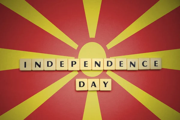 Dopisy s textem den nezávislosti na státní vlajka Makedonie. — Stock fotografie