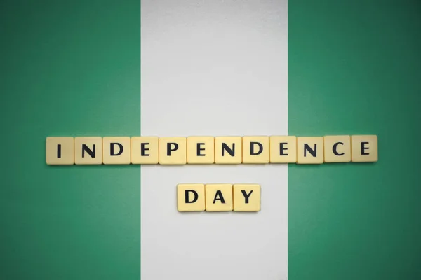 Письма с днем независимости текста на государственном флаге Нигерии . — стоковое фото