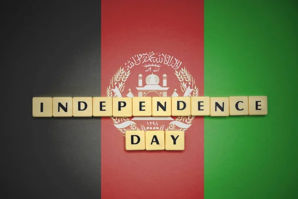 Listów z dnia niepodległości tekst flagi narodowej Afganistanu. — Zdjęcie stockowe