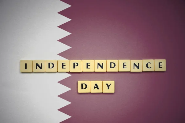 Listów z dnia niepodległości tekst Flaga narodowa Katar. — Zdjęcie stockowe