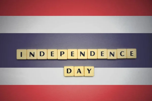 Brieven met de dag van de onafhankelijkheid van de tekst op de nationale vlag van thailand. — Stockfoto