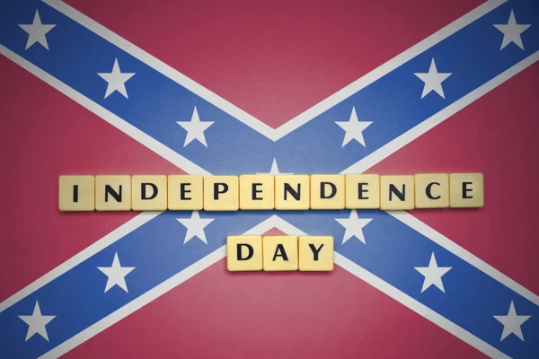 Cartas com dia de independência de texto na bandeira confederada  . — Fotografia de Stock