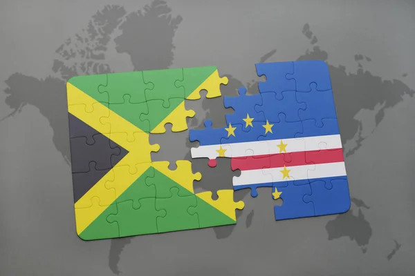 Rompecabezas con la bandera nacional de jamaica y el cabo verde en un mapa del mundo — Foto de Stock