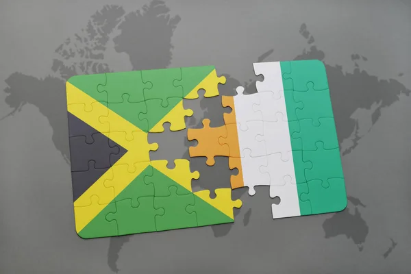 Puzzle avec le drapeau national de la Jamaïque et cote divoire sur une carte du monde — Photo