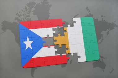 Porto Riko ve Fildişi Sahili bir dünya haritası üzerinde bayrağı ile bulmaca