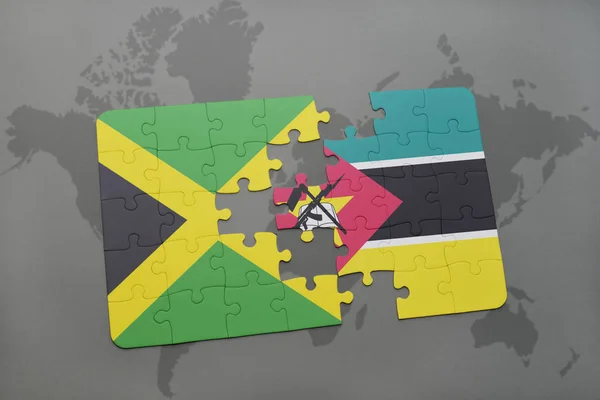 Rompecabezas con la bandera nacional de Jamaica y Mozambique en un mapa del mundo — Foto de Stock
