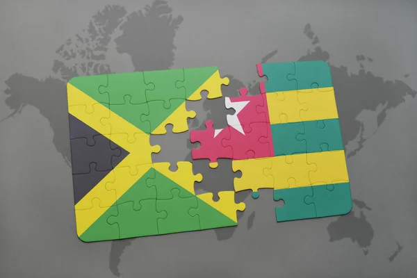 Rompecabezas con la bandera nacional de jamaica y togo en un mapa del mundo — Foto de Stock