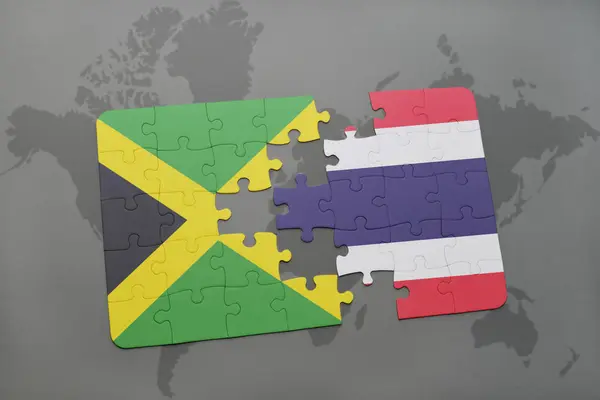 Jamaika ve Tayland ulusal bayrak bir dünya haritası üzerinde ile bulmaca — Stok fotoğraf