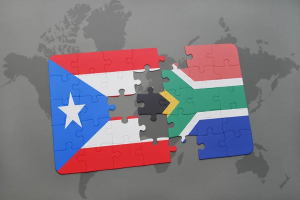 Rompecabezas con la bandera nacional de Puerto Rico y Sudáfrica en un mapa del mundo — Foto de Stock