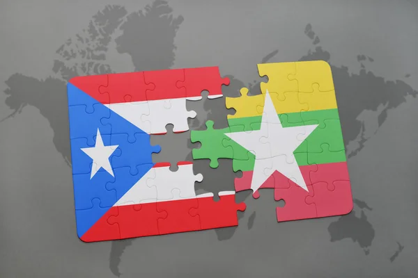 Rompecabezas con la bandera nacional de puerto rico y myanmar en un mapa del mundo — Foto de Stock