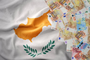 Euro para Lirası üstünde dalgalanan Kıbrıs bayrağı.