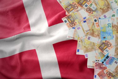 Euro para Lirası üstünde dalgalanan Danimarka bayrağı.
