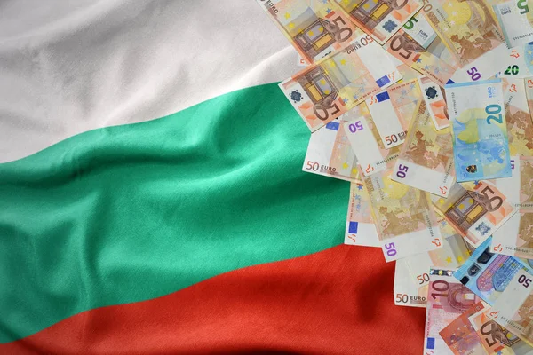 Euro para Lirası üstünde Bulgaristan dalgalanan bayrağı. — Stok fotoğraf