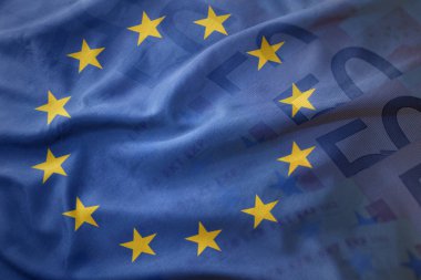 Avrupa Birliği'nin renkli dalgalanan bayrak euro para banknot arka plan üzerinde.