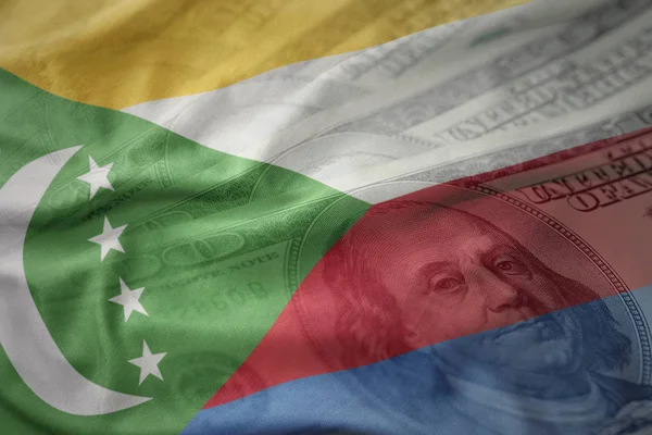 Renkli Komor Amerikan Doları para arka plan üzerinde bayrağı sallayarak. — Stok fotoğraf