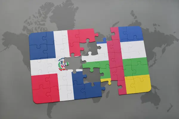 Puzzle con la bandiera nazionale della repubblica dominicana e della repubblica centrafricana su una mappa del mondo — Foto Stock