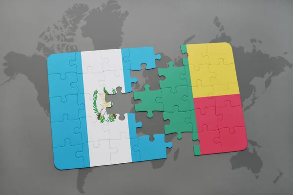 Puzzle mit der Nationalflagge von Guatemala und Benin auf einer Weltkarte — Stockfoto