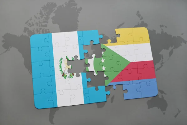 Puzzle mit der Nationalflagge Guatemalas und der Komoren auf einer Weltkarte — Stockfoto