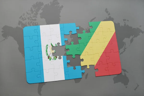 Puzzle mit der Nationalflagge Guatemalas und der Republik Kongo auf einer Weltkarte — Stockfoto