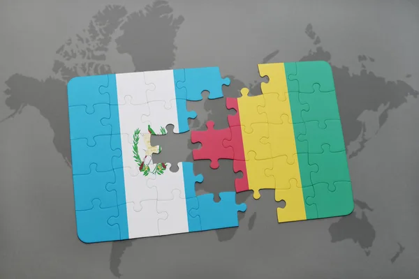Quebra-cabeça com a bandeira nacional de guatemala e Guiné em um mapa do mundo — Fotografia de Stock