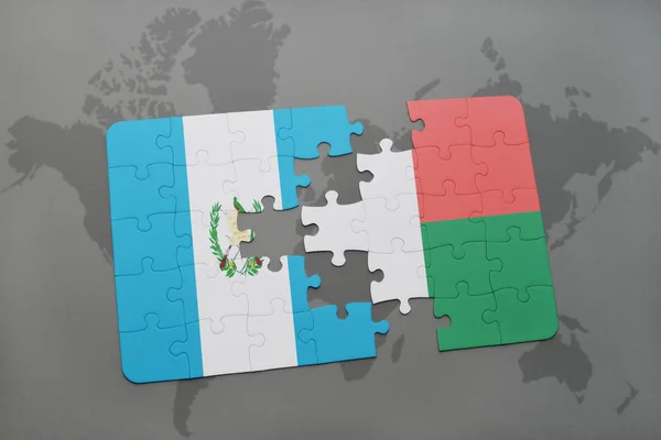 A nemzeti zászló, guatemala és Madagaszkár egy világtérképen puzzle — Stock Fotó