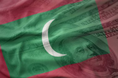 renkli bir Amerikan Doları para arka plan Maldivler Ulusal bayrağını sallıyor. Ekonomi kavramı