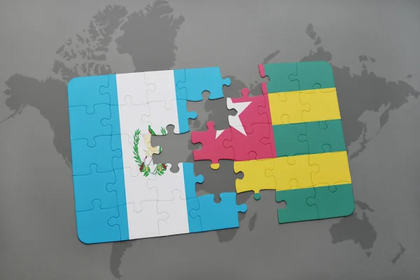 Puzzel met de nationale vlag van guatemala en togo op een wereldkaart — Stockfoto