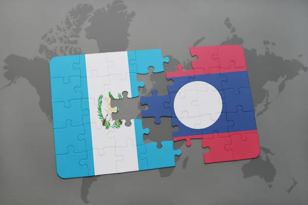 Puzzle s státní vlajka Guatemaly a laos na mapě světa — Stock fotografie