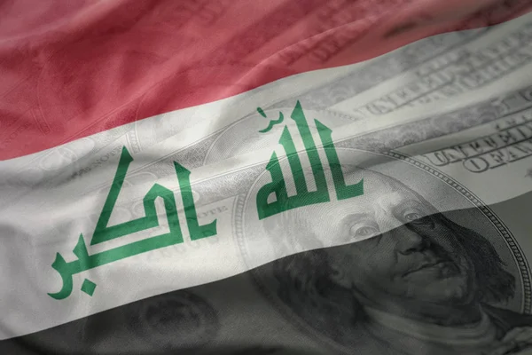 Färgglada viftande flagga Irak på amerikanska dollarn pengar bakgrund. Finance koncept — Stockfoto