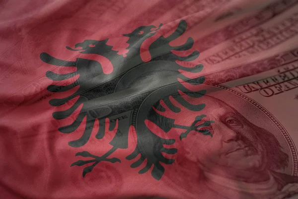 Πολύχρωμο κυματίζει η εθνική σημαία της Αλβανίας σε αμερικανικό δολάριο χρήματα φόντο. έννοια των οικονομικών — Φωτογραφία Αρχείου