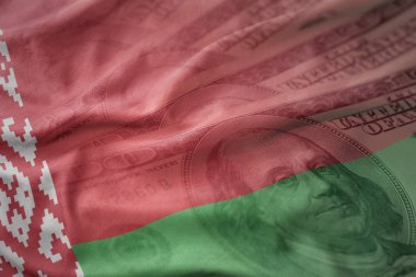 renkli bir Amerikan Doları para arka plan Beyaz Rusya'nın ulusal bayrağını sallıyor. Ekonomi kavramı