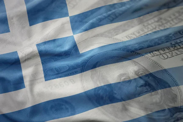 Colorido ondeando bandera nacional de Grecia sobre un fondo de dinero en dólares americanos. concepto de financiación —  Fotos de Stock